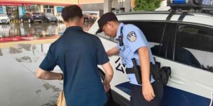 暴雨中伸出援手！民警暖心守护助病患归家