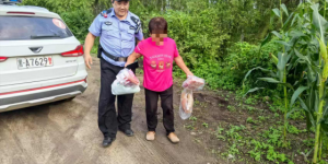 女子不慎崴脚，民警暖心守护