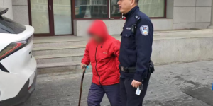 老人迷路街头徘徊 巡逻民警暖心助其回家